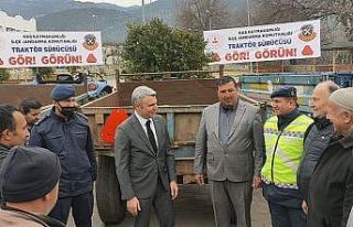 Kaş’ta 80 traktör sürücüsüne reflektör dağıtıldı