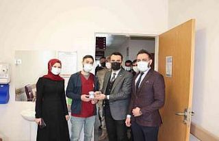 Kaymakam Çelik’ten sağlık çalışanlarına hediye
