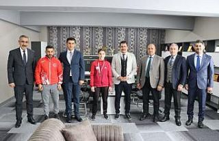 Kaymakam Güneş, Güreşte Türkiye 3. Olan Aleyna’ya...