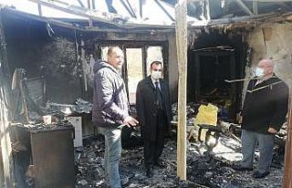 Kaymakam Gürdal evi yanan aileyi ziyaret etti