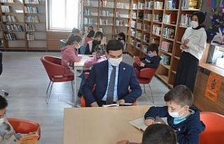 Kaymakam Güzel, öğrencilerle kitap okudu