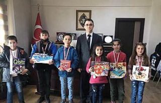 Kaymakam Nasır başarılı öğrencileri ödüllendirdi