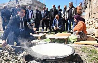 Kaymakam Sevgili, kadınlarla köy ekmeği pişirdi