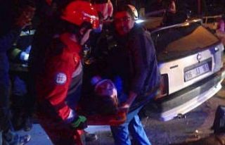 Kaza yapan otomobilde sıkışan sürücüyü itfaiye...