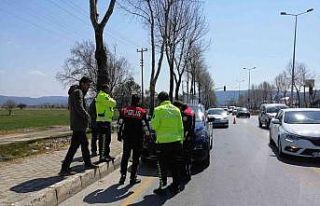 Kaza yapan yaralı motosiklet sürücüsü olay yerinden...