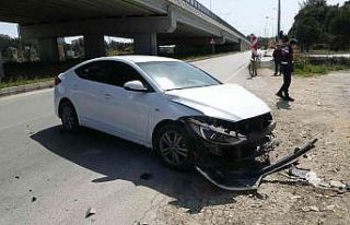Kaza yaptığı otomobilden kendini dışarı zor...