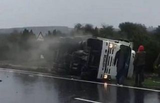 Kazada kabinde mahsur kalanları vatandaşlar çekiçle...