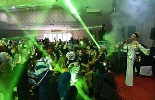 Kestelli kadınlar matinede doyasıya eğlendi