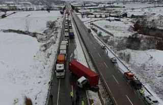 Kilometrelerce kuyruk oluştu...Tır, karda kaza yaptı...
