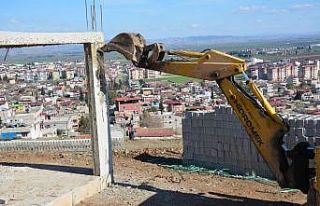 Kırıkhan’da kaçak yapılar yıkıldı