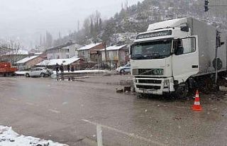 Kırımızı ışıkla bekleyen otomobile tır çarptı:...