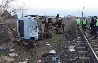 Kırklareli’nde trenle işçi servisi çarpıştı:...
