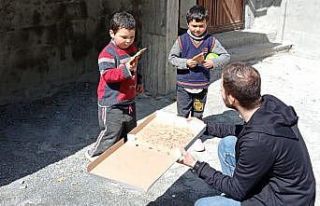 Kırsal mahallelerde çocuklara pasta ve pizza sürprizi
