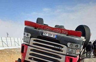 Kırşehir’de buğday yüklü tır devrildi