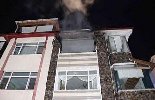 Kocaeli’de 3 katlı binada yangın çıktı, bir...