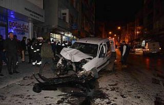 Kontrolden çıkan araç caddeyi birbirine kattı:...