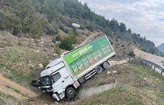 Kontrolden çıkan kamyon devrildi
