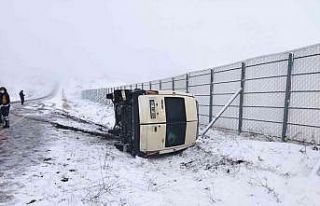 Kontrolden çıkan minibüs devrildi: 14 yaralı