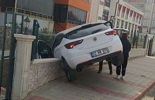 Kontrolden çıkan otomobil bahçe duvarına çarptı