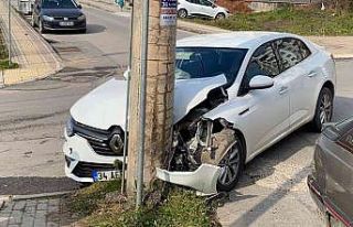 Kontrolden çıkan otomobil direğe girdi, sürücü...