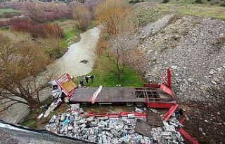 Kontrolden çıkan tır Gediz Nehri’ne uçtu: 1...
