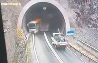Kontrolden çıkan tır tünel girişinde yolcu otobüsüne...