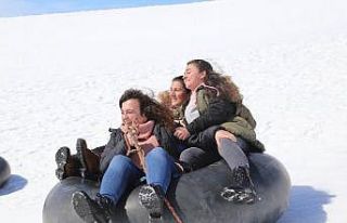 Konya’da 2 bin rakımlı yaylada kayak keyfi yaşadılar
