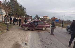 Köpeğe çarpmamak için manevra yapan otomobil kaza...