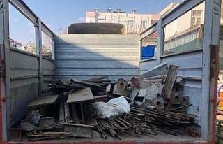 Köprü inşaatında kullanılacak demirleri çalan...