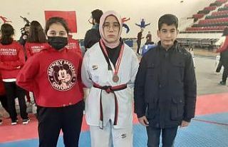 Köyceğizli Azra Karakaş Taekwondo grup müsabakasında...