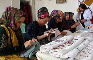 Köyünde açtığı kursla çeyizlik ürünler üretiyor