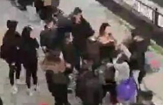 Küçükçekmece’de liseli kızların kavgası kamerada