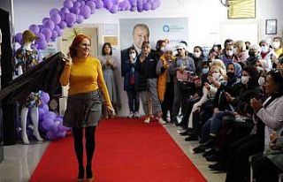 Kursiyerler, kendi diktikleri kıyafetlerin defilesini...