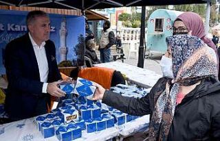 Kuşadası Belediyesi’nden kandil ikramı