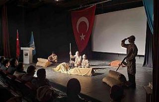Kuşadası Ülkü Ocakları’ndan tiyatro gösterisi