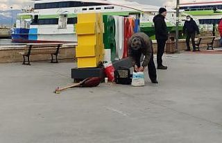 Laf atma tartışmasında sokak sanatçısının sazı...