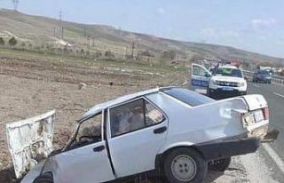 Lastiği patlayan otomobil kaza yaptı