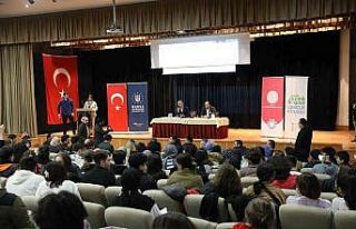 Liseliler münazarada karşı karşıya geldi