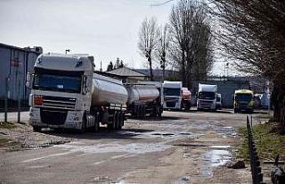 Lviv’de vurulan yakıt deposu boşaltılıyor