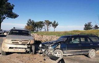 Manavgat’ta iki araba kafa kafaya çarpıştı:...