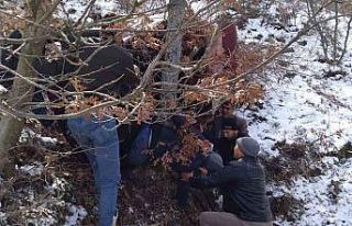 Manisa’da otomobil uçuruma yuvarlandı: 2 yaralı