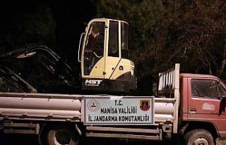 Manisa’da sit alanında iş makinesiyle kazıya...