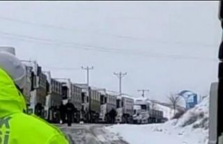 Mardin’de kar yağışı etkili oldu, onlarca tır...