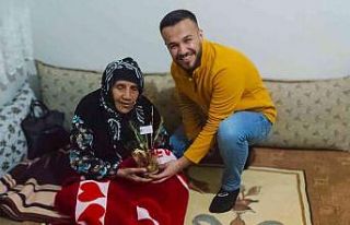 Mardinli öğretmen 3 ilde kadınlara çiçek hediye...