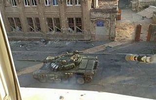 Mariupol’de ilerleyen Rus tankı el tipi tanksavar...