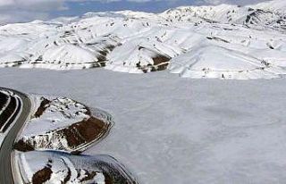 Mart ayına rağmen Dilimli Barajı’nın buzları...
