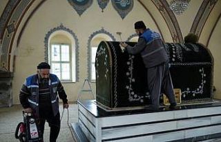 Melikgazi Belediyesi türbelerde gül suyu ile genel...
