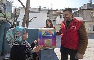 Mersin Büyükşehir Belediyesi Ramazan kolisi dağıtımına...