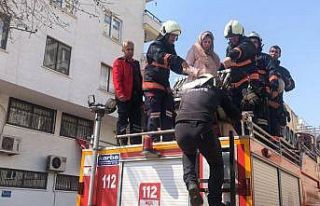 Mersin’de 4 katlı binanın girişi çöktü