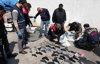 Mersin’de bir evde çoraplara sarılı 40 silah...